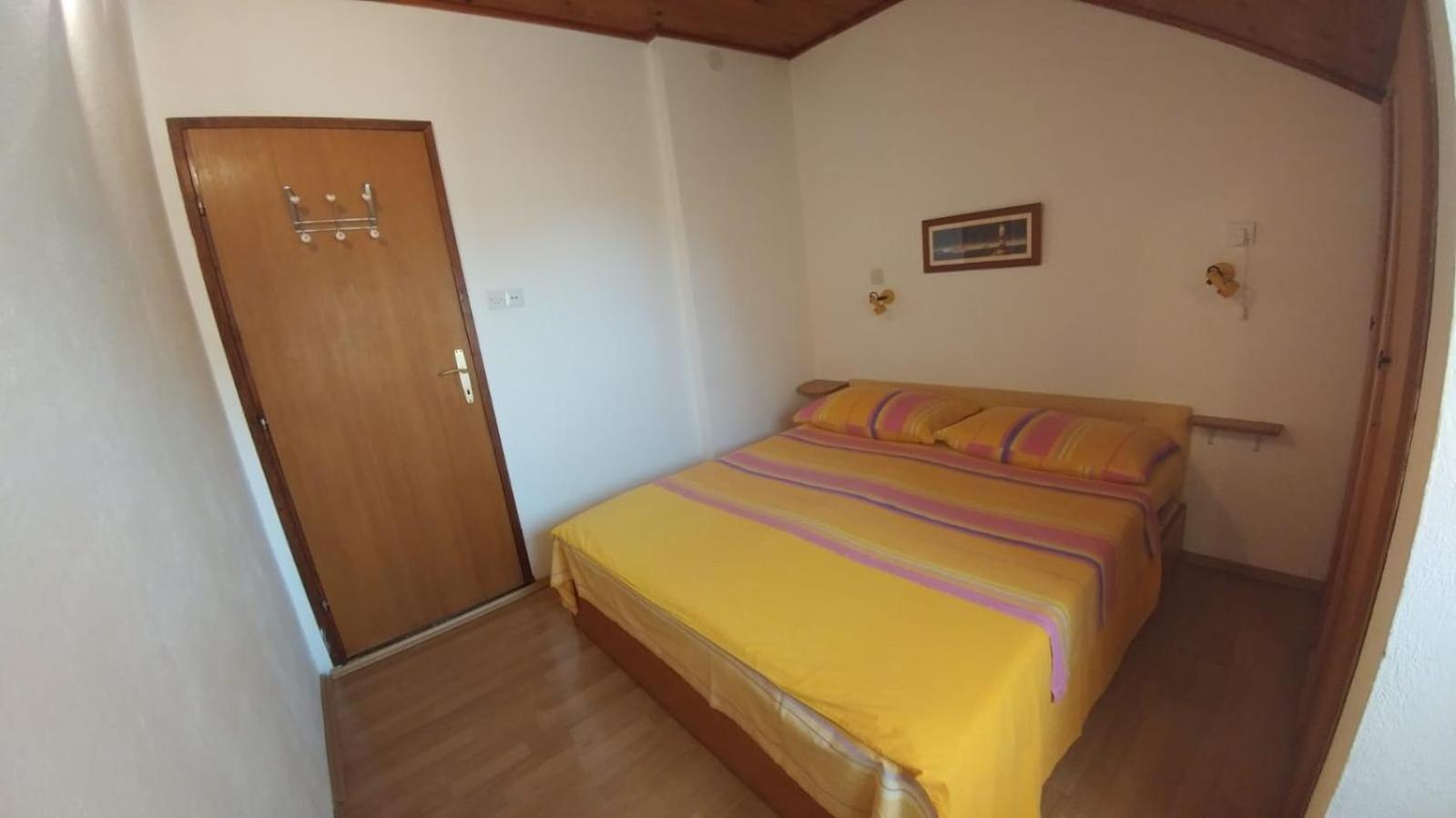 Apartments By The Sea Brela, Makarska - 16065 Bilik gambar